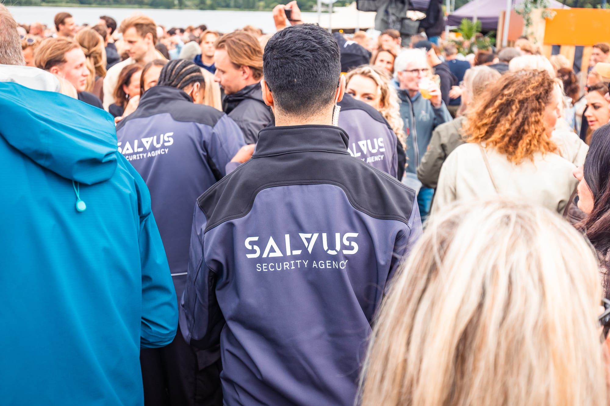 Salvus-beveiligers begeleiden bezoekersstromen in een drukke festivalmenigte